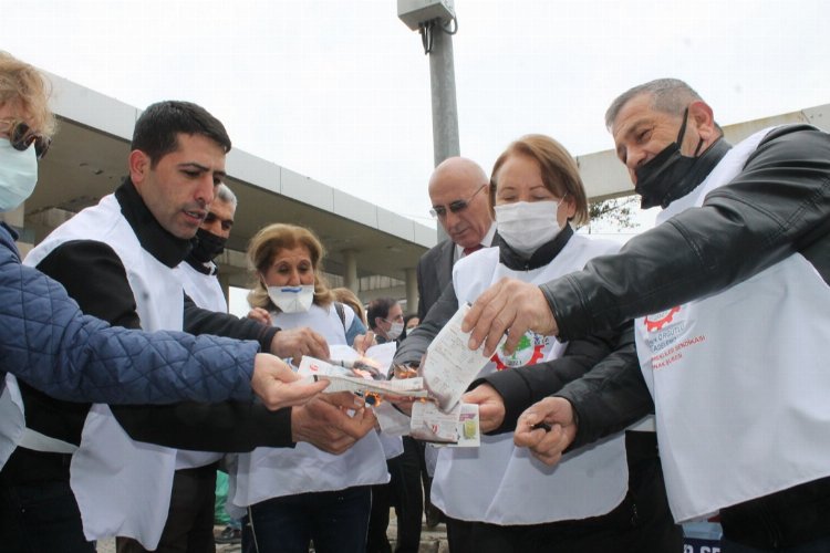 İzmir'de emeklilerden zam isyanı: Sokağa indiler, faturaları yaktılar -