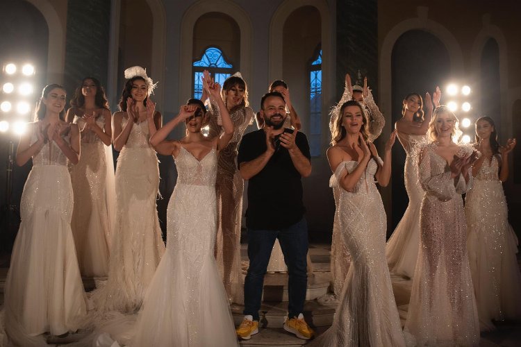 İzmir'de ünlü kilisede gelinlikler göz kamaştırdı -