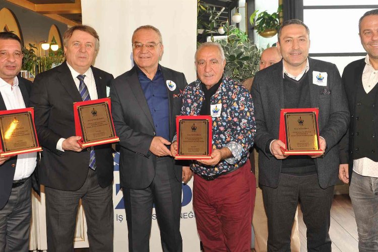 İzmir İş Dünyası'ndan gazetecilere teşekkür plaketi -