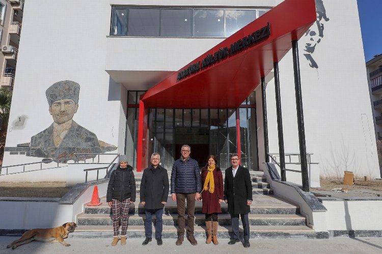 İzmir Gaziemir AKM'nin tadilatında sona doğru -