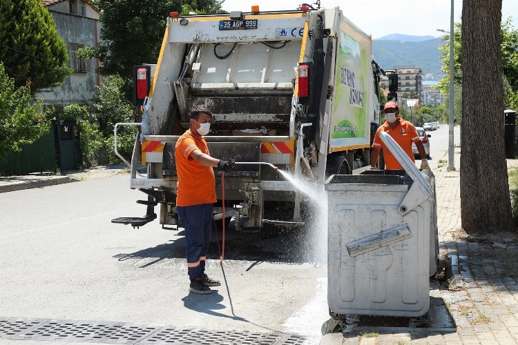 İzmir Gaziemir'de temizlik aksamıyor -