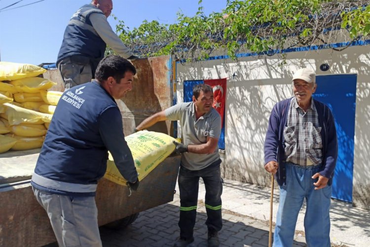 İzmir Güzelbahçe'de çiftçilere 'kükürt' desteği -