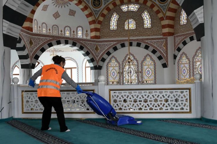 İzmir Karabağlar Belediyesi’nden camilere Ramazan temizliği -