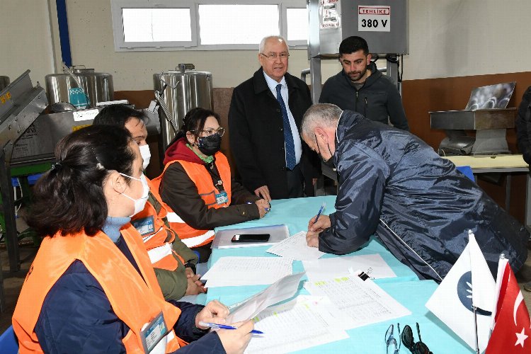 İzmir Karabağlar Belediyesi'nin üreticiye gübre desteği devam ediyor -