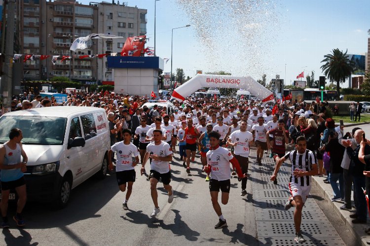 İzmir Karabağlar'da bağımsızlık ruhuyla koştular -