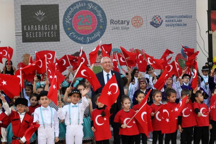 İzmir Karabağlar'da binlerce çocuk gönüllerince eğlendi -