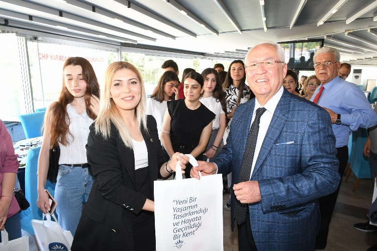 İzmir Karabağlar'da gençlerle kahvaltı -