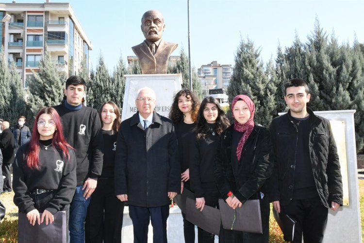 İzmir Karabağlar, İstiklal Marşı'nın 101. yılını kutladı -