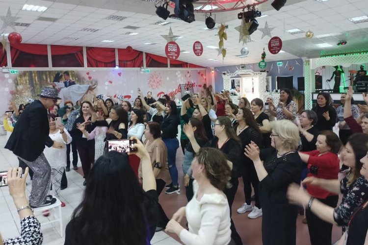 İzmir Karşıyakalı kadınlar eğlenceye doydu -