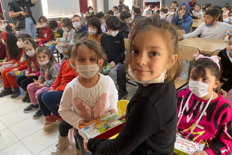 İzmirli miniklerden kitap kampanyası -