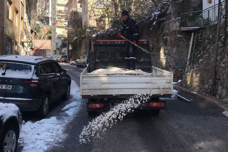 İzmit Belediyesi karla mücadelede, tuzlama çalışmalarını aralıksız sürdürüyor -