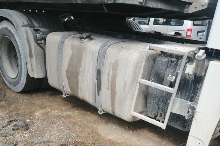 Tırın yakıt deposundan 150 litre mazot çalındı -