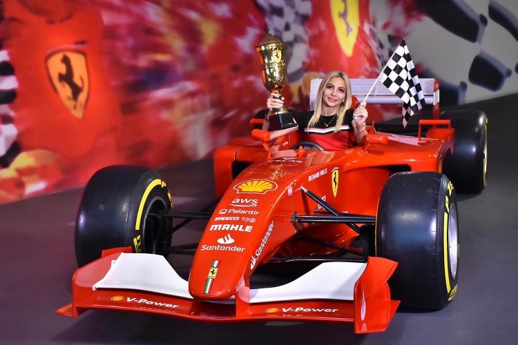 Ünlü mimar Dubai'de Ferrari'yi test etti -