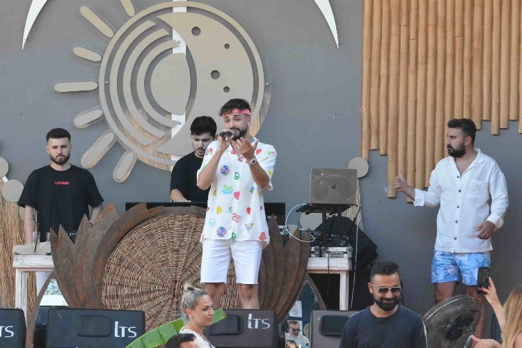 Ünlü rapçi Sefo, İzmir Çeşme’de sahne aldı -