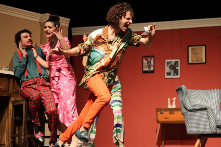 Uygur ailesine iki büyük tiyatro ödülü! -