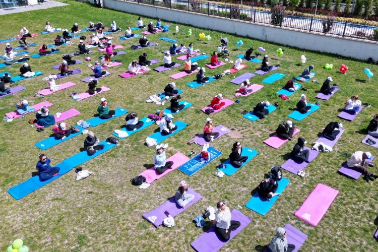 Yoga yaparak stres attılar -