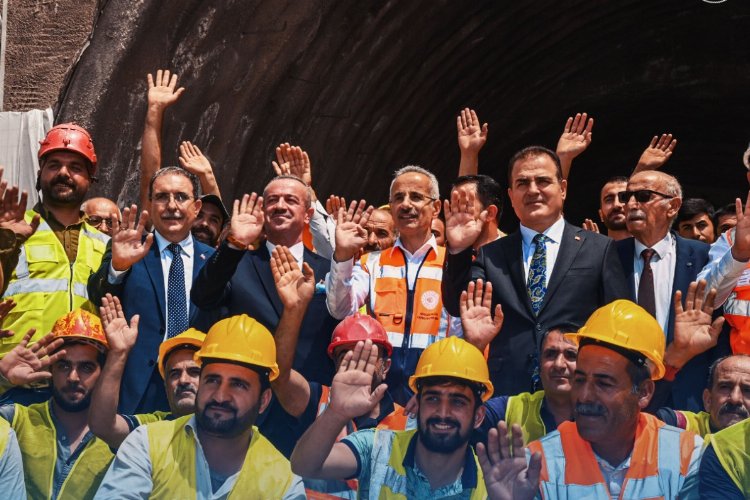 Yüksekova-Yeniköprü Tüneli'nde ışık göründü -
