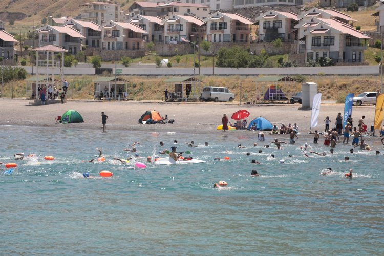 Yüzlerce sporcu Akdamar Adası’na yüzdü -