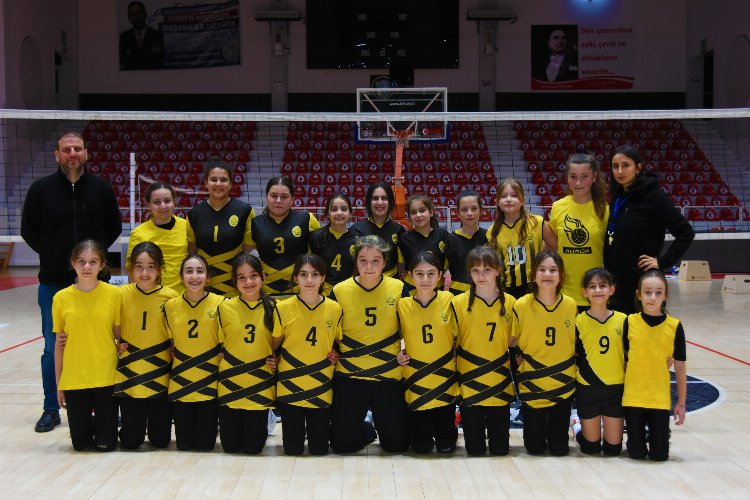 İzmir Aliağa’nın mini voleybolcuları başarılarına yenisi ekledi -