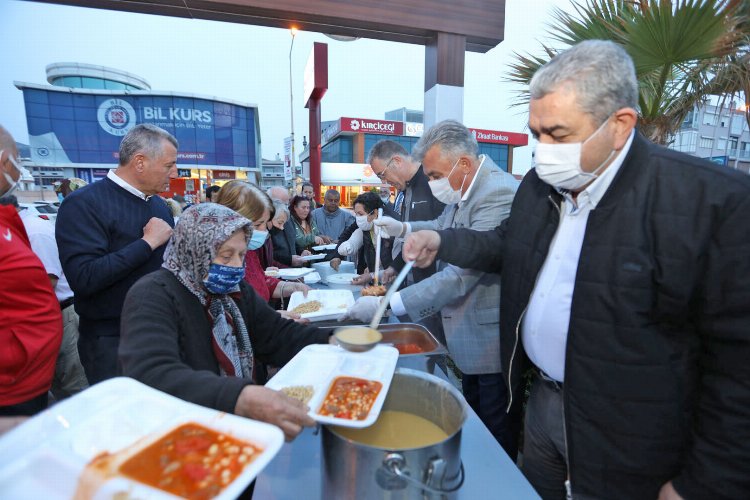 İzmir Güzelbahçe'de iftar yemeği verildi -