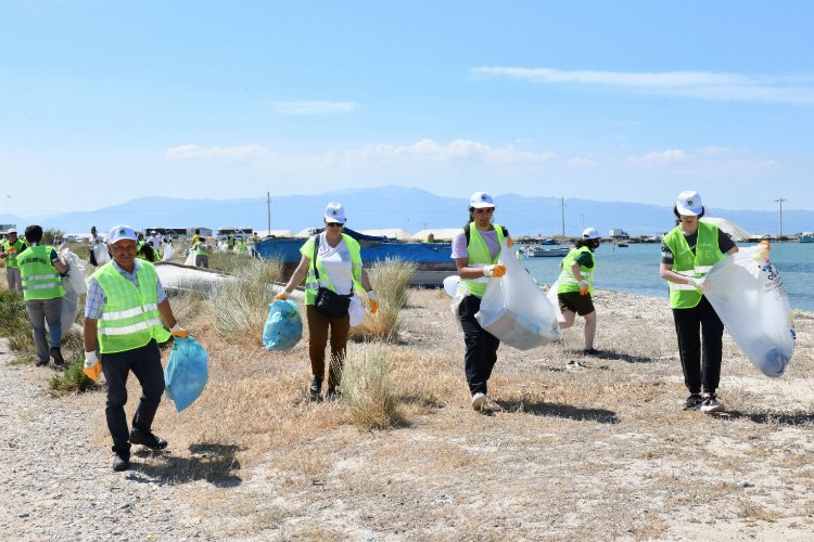 İzmir Çiğli'de kıyı ve deniz temizliği -