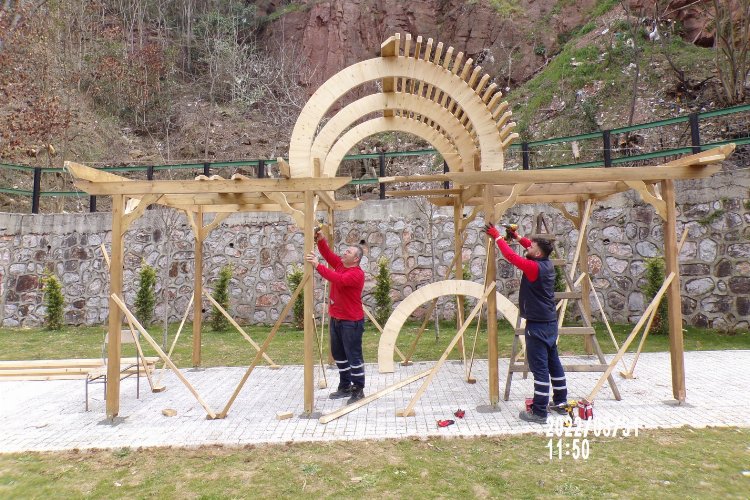 İzmit Belediyesi Cedit’e kazandırdığı parkta son dokunuşları yapıyor -