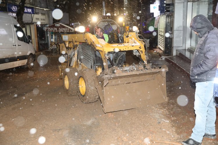 İzmit Belediyesi, Fethiye Caddesi’nde kar kış demeden gece mesaisi yapıyor -