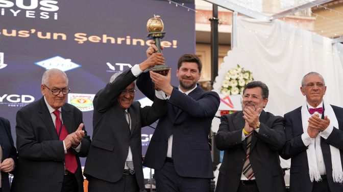 “Altın Elma” ödülü Tarsus’a verildi