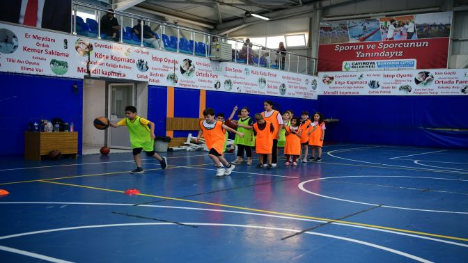 Çayırovalı çocuklar, yaz tatilini sporla iç içe geçiriyor