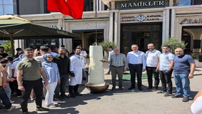 Mamikler Künefe’den Öğrencilere 1 Ton Dondurma İkramı